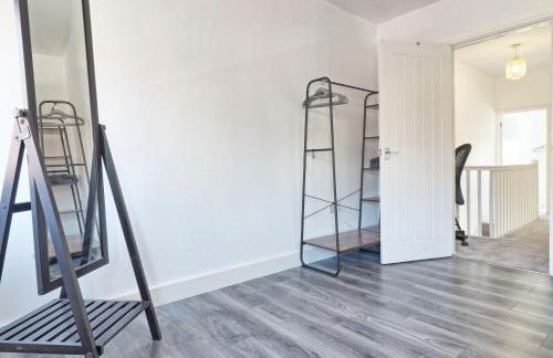 Comfy 4 Bed, Sleeps 8, fast WIFI, Contractor friendly - Foto 14