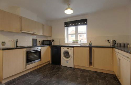 4 Dbl Beds, Modern Apartment, Free Parking and Home-from-home - Foto 9