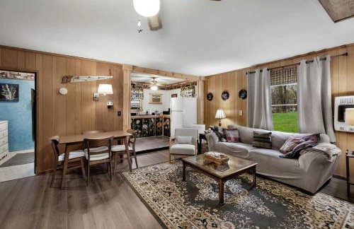 Serene Riverfront Cabin Haven near South Branch Potomac River in West Virginia - Foto 13