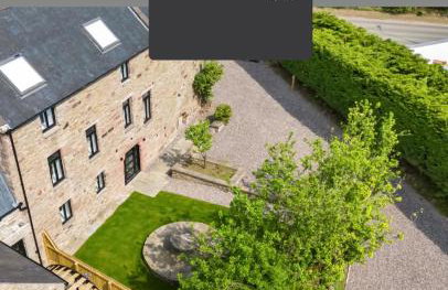 FLOUR MILL HOUSE at PITKERRO MILL, 4 double bedrooms, TVs, 3 en-suite, separate shower, wc, fully equipped kitchen, games room, large family lounge, private parking, WiFi, private garden and courtyard, long stay rates available through Honeycomb Hosts - Foto 1