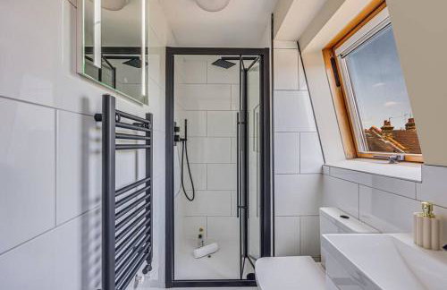 Beautiful 5 Bedroom 4 Bathroom House in W6 by Yoko Property - 10 minute's to Central London - Free Parking, Fast WiFi, Work Desks and SmartTVs with Disney and Netflix - Foto 5