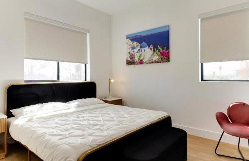 Modern Luxe Retreat Four-Bedroom - Photo 25