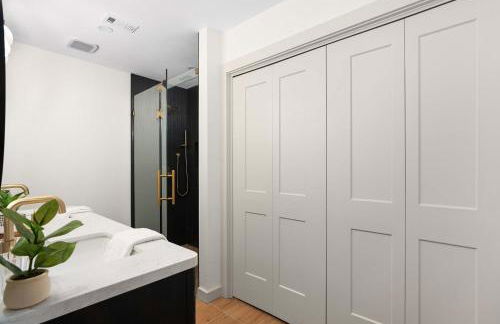 Luxury Zilker Home Pool Hot Tub and 2 Kitchens - Photo 64