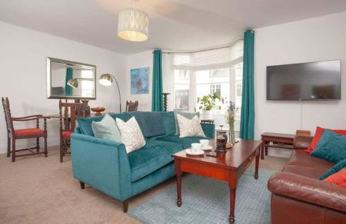 2 Central, spacious, apartment with private patio - Photo 1