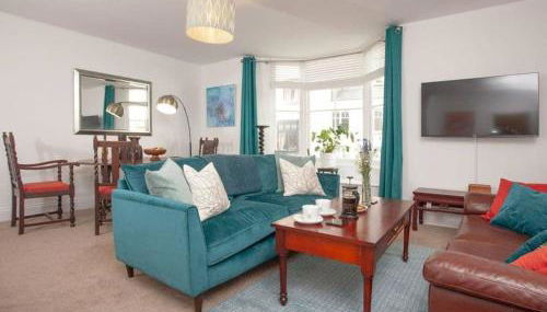 2 Central, spacious, apartment with private patio - Photo 1