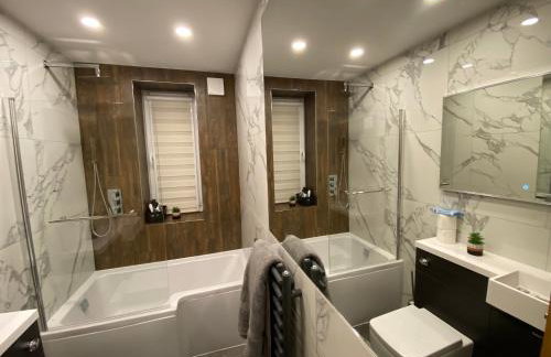 Lovely 3 bed with jacuzzi, close to airport, driveway, wifi - Foto 29