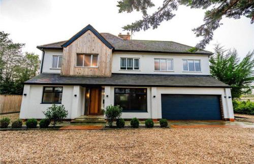 Humberston Avenue Large 4bed - Contractors Welcome & Big Living Area - Photo 1