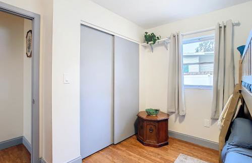 Poolside Paradise with Basketball Court - Foto 42