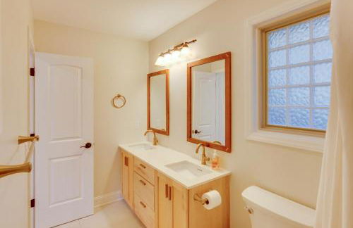 Lakefront Zirconia Home with Boathouse and Dock! - Foto 13