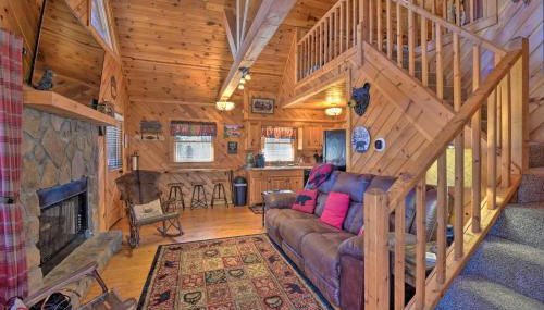 Helen Cabin with Deck and Hot Tub Less Than half Mi to Main St - Foto 4