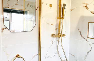 Luxe Smart Home - Basildon Serviced Accommodation - 7 Mins Walk To Basildon Town Centre, Hospital & Train Station - Foto 15