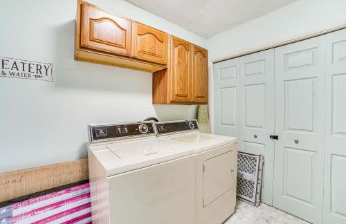 Watch the Sunrise at this Quaint Lake-View Cottage - Foto 11