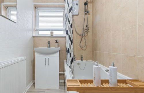 Telford Centre House with Parking, Garden, Wi-Fi - Photo 23