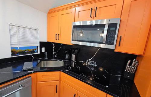 Comfy Tiny Home WP Large Private Deck Queen bed - Foto 37