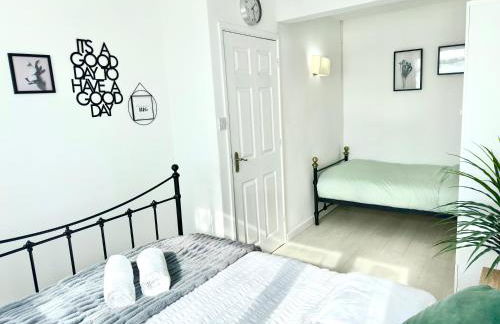 5 bedroom detached house sleeps 13 spacious Parking 5 mins driving to Bicester Village - Foto 19