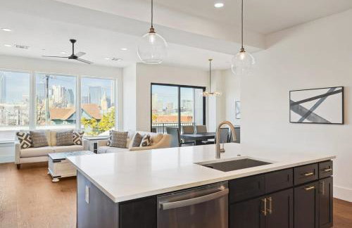 3-BD Luxury Living w Rooftop Garden Views - Photo 4