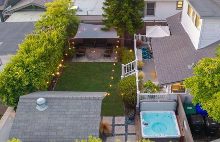 Luxe Backyard Oasis w/ Hot Tub Chic Design South Park Sanctuary - Foto 69