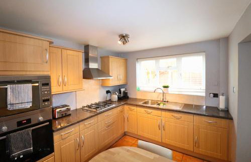 Binfield - Spacious Luxurious Four Bedroom House - Photo 6