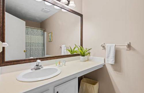 Torch Lake Vista – A-Ga-Ming Golf Lakeview Condo Large Patio ➠ 741Unit 9B - Foto 16