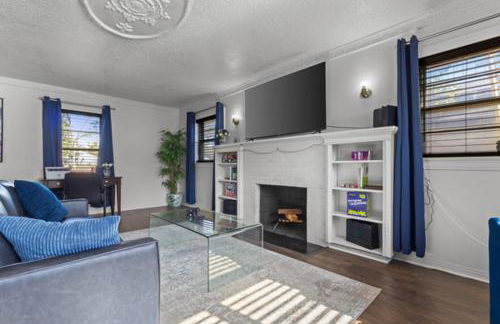 5BR Historic Home 5 min to Downtown Dallas with Large Balcony, 2 Dining Areas, 3 Fireplaces & Soaking Tub - Foto 19