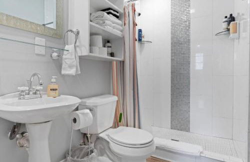 Garden District Balcony Condo w Gated Park - Foto 14