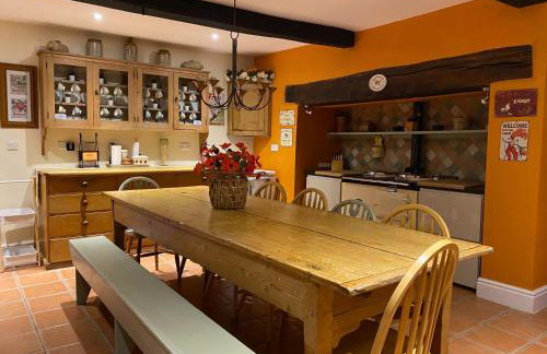 Mid-Wales Farmhouse, swimming pool, tranquil countryside views, sleeps 14 - Foto 26