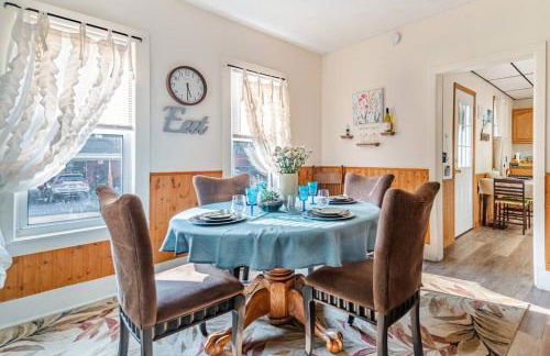 Cottage in the Falls, 2 b, 2 bath, fireplace - Photo 2