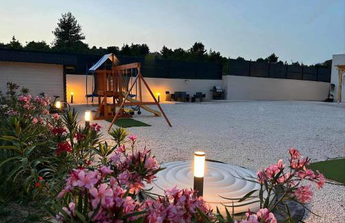 Villa VERONICA with CINEMA PROJECTOR by the HEATED POOL and JACUZZI - Foto 14