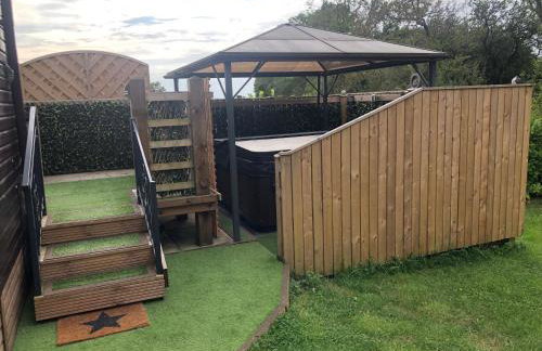 Spacious Lodge With Hot Tub - Foto 41