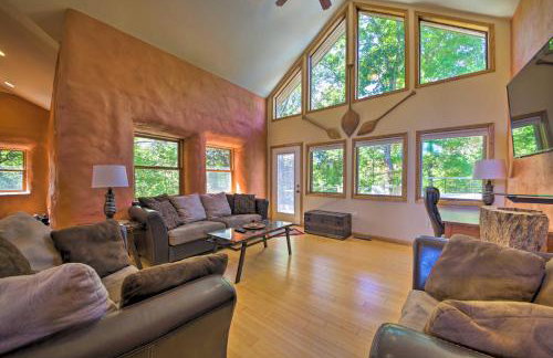 Peaceful Custom Carbondale Home with Deck, Near SIU! - Foto 1