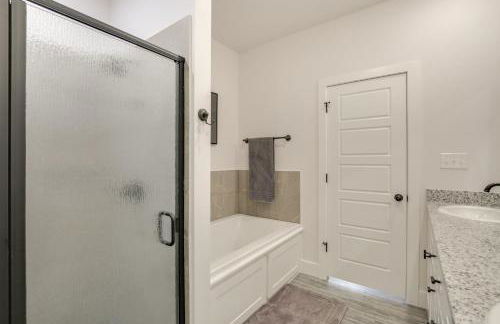 Hot Tub and Game Room Raider Resort in Lubbock - Foto 17