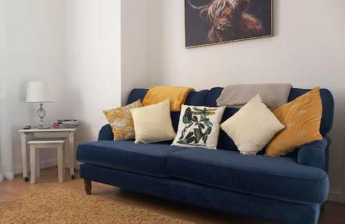 Douglas Apartment - Trains to Edin & Glasgow - Private Parking - Photo 2