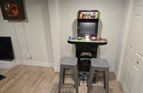 NEW! HUGE 5BR Mountain Views Game Room Hot Tub Lawn Games BBQ - Photo 5