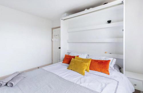 Bright & Stylish 4-Bed Home in the Heart of Morden - Photo 9