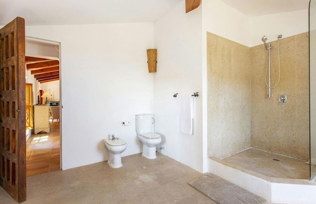 Stunning Farmhouse With Private Pool - Photo 18