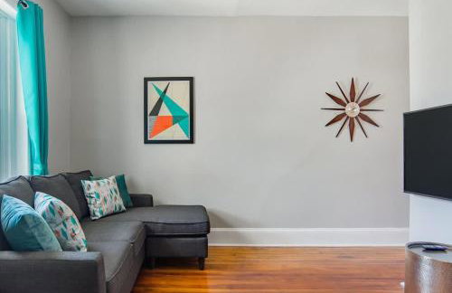 Mid-Century Marvel Steps from Restaurants Bars and Markets 3BR & 2BA - Foto 9