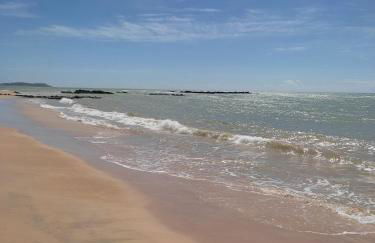 ESPAÇO PÉROLA GUANABARA, 70 Metros do Mar, 4 Suítes independentes COM AR, Área Gourmet Integrada com Piscina,Churrasqueira, 900 Metros de CASTELHANOS, ideal para FAMÍLIAS E AMIGOS - Foto 74