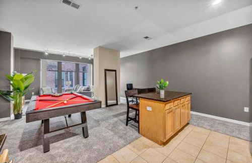 HUGE Luxe Downtown Flat: Pool Table & Parking - Foto 31
