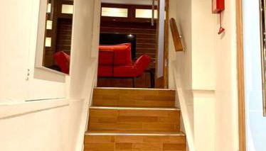 Live in this iconic East Side lower level unit - Foto 5