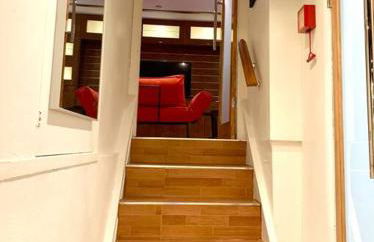 Live in this iconic East Side lower level unit - Foto 5