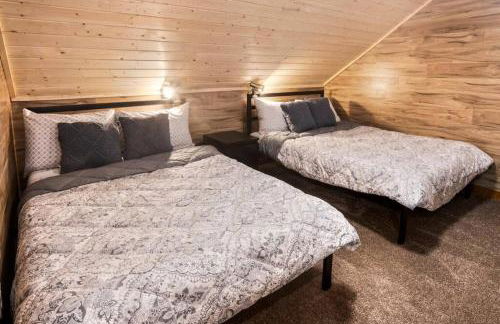 Luxe Chalet at Rainier Entrance with Hot Tub-AC-WiFi - Photo 23