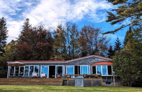 Stunning Oceanfront Ranch Cottage with Private Beach & Fire Pit Near Acadia National Park, Gouldsboro Maine - Foto 1
