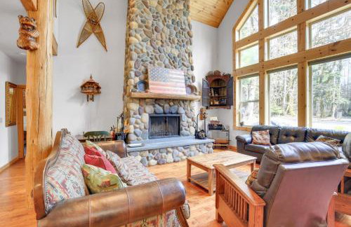 Peaceful Rhododendron Cabin with Fire Pit and Hot Tub! - Foto 1