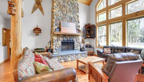 Peaceful Rhododendron Cabin with Fire Pit and Hot Tub! - Foto 1