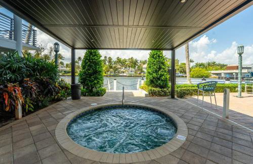 Boca Waterfront • Watch the Boats • Pool & Gym - Photo 3