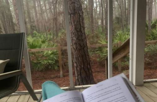 Pet Friendly Tranquil Cottage with Fire-Pit & Hot Tub Minutes to BEACHES - Foto 32