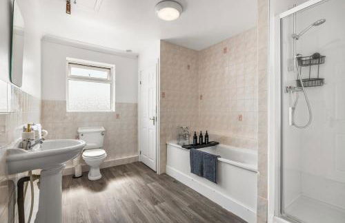 Stylish 5-Bedroom House, Accommodates 10, Fast Wi-Fi & Private Garden - Foto 9