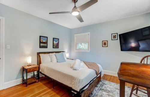 Poolside Bungalow with Fire Pit Fun and King Suite - Foto 17