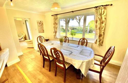 EasyRest - Spacious Detached House - 10 Beds - 5 Bedrooms - 4 Bathrooms - Secure Parking 5 Vehicles - Excellent Road Links - Perfect for Contractors & Large Groups - Foto 26