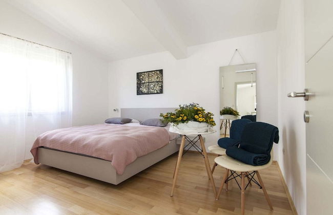 Deluxe Villa in Šibenik near Lake - Photo 3